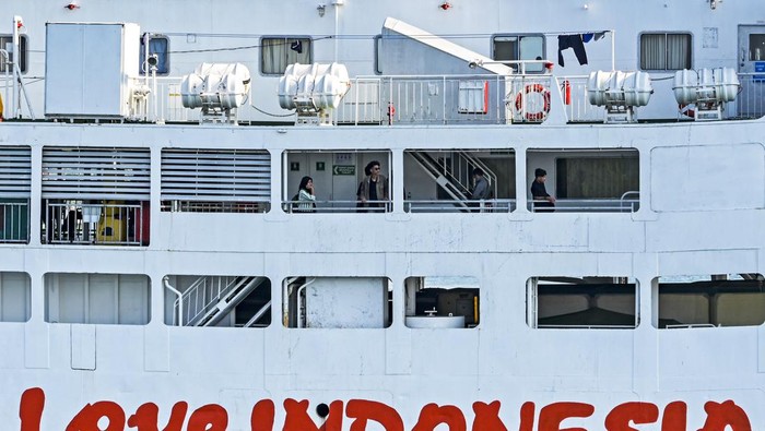 Calon penumpang membeli tiket kapal feri secara daring saat akan menyeberang menuju Pulau Sumbawa dari Pelabuhan Kayangan, Selong, Lombok Timur, NTB, Senin (30/10/2023). ASDP Indonesia Ferry (Persero) telah memberlakukan pembelian tiket secara daring melalui trip.ferizy.com untuk kapal penyeberangan lintas Pelabuhan Kayangan, Lombok Timur ke Pelabuhan Poto Tano, Sumbawa sejak 11 Oktober 2023.ANTARA FOTO/Ahmad Subaidi/hp.