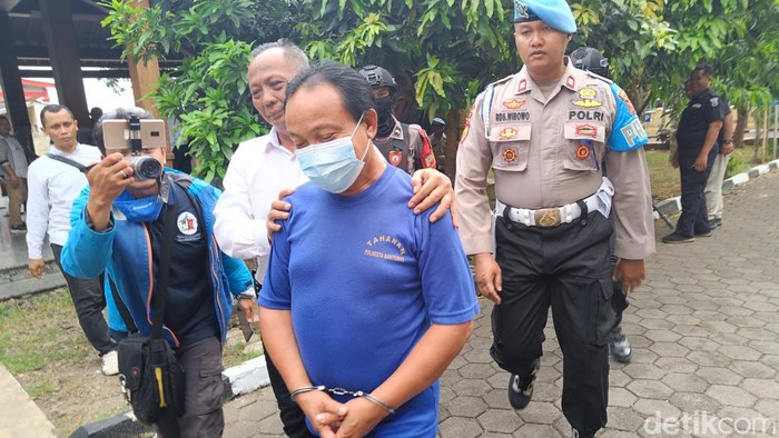 Pemilik wahana Jembatan Kaca The Geong Hutan Pinus Limpakuwus, Edi Suseno (63), ditetapkan tersangka, Senin (30/10/2023).