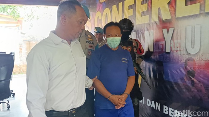 Pemilik wahana Jembatan Kaca The Geong Hutan Pinus Limpakuwus, Edi Suseno (63), ditetapkan tersangka, Senin (30/10/2023).