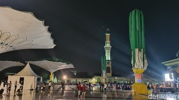 Penampakan dua payung elektrik di Masjid An Nur yang kuncup