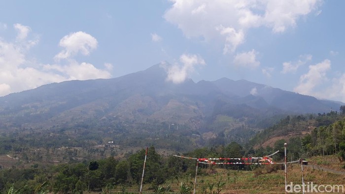 Penampakan Gunung Merbabu dari Desa Jlarem, Kecamatan Gladagsari, Kabupaten Boyolali, sudah tak terlihat lagi kepulan asap, Senin (30/10/2023) siang.