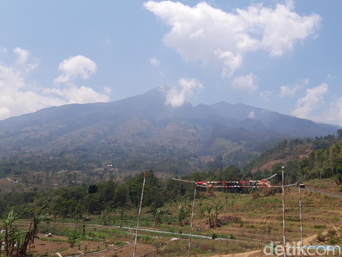 Penampakan Gunung Merbabu dari Desa Jlarem, Kecamatan Gladagsari, Kabupaten Boyolali, sudah tak terlihat lagi kepulan asap, Senin (30/10/2023) siang.