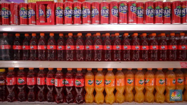 Pengunjung memilih produk minuman berpemanis di Transmart Kota Kasablanka, Jakarta, Senin (30/10/2023). (CNBC Indonesia/Faisal Rahman)