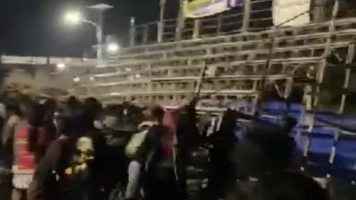Penonton voli ngamuk di Lamongan