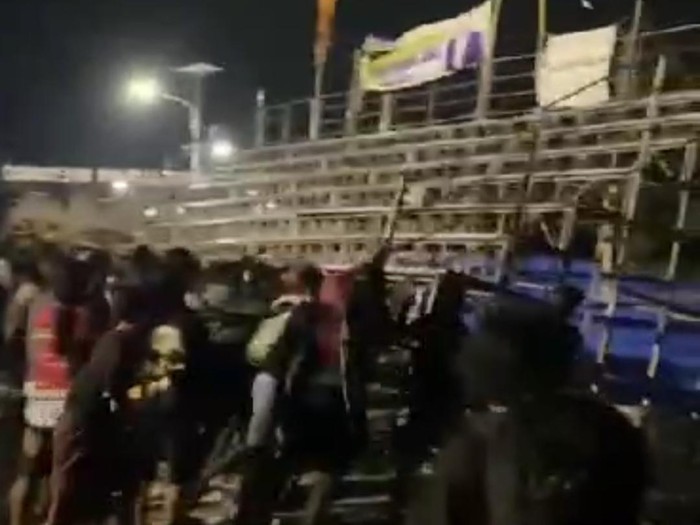 Penonton voli ngamuk di Lamongan