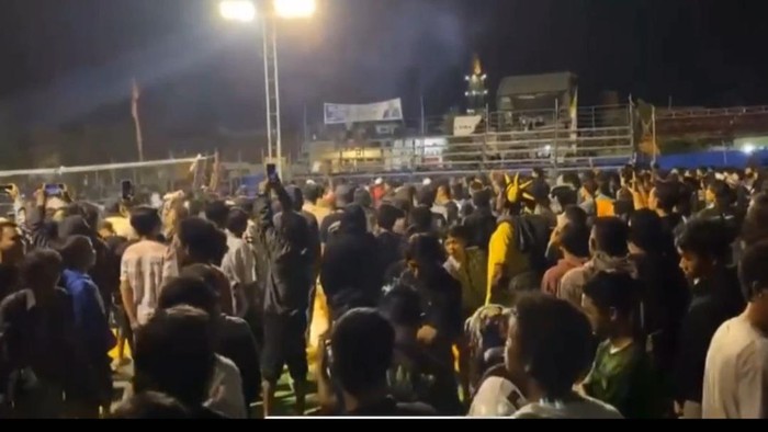 Penonton voli ngamuk di Lamongan