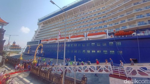 Penumpang Kapal Pesiar Celebrity Solstice tampak menuruni cruise di Pelabuban Benoa, Bali.