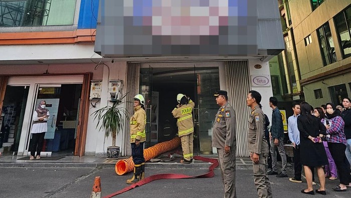 Penyalaan api dilaporkan terjadi di sebuah klinik kecantikan di Pondok Indah, Jakarta Selatan (Jaksel). Petugas pemadam kebakaran (damkar) mendatangi lokasi. (dok Damkar Jaksel)