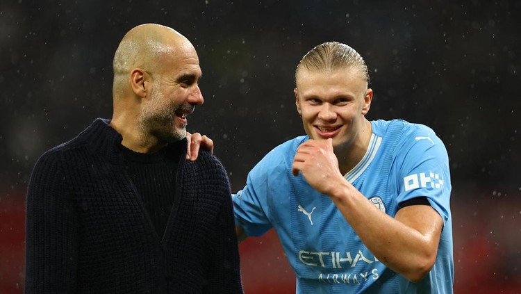 Soccer Football - Premier League - Manchester United v Manchester City - Old Trafford, Manchester, Britain - October 29, 2023   Manchester Citys Erling Braut Haaland celebrates with manager Pep Guardiola after the match REUTERS/Molly Darlington NO USE WITH UNAUTHORIZED AUDIO, VIDEO, DATA, FIXTURE LISTS, CLUB/LEAGUE LOGOS OR LIVE SERVICES. ONLINE IN-MATCH USE LIMITED TO 45 IMAGES, NO VIDEO EMULATION. NO USE IN BETTING, GAMES OR SINGLE CLUB/LEAGUE/PLAYER PUBLICATIONS.