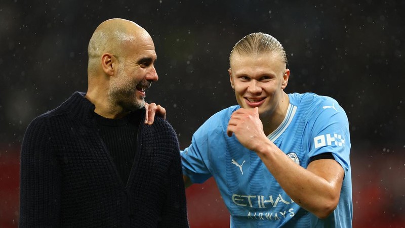 Soccer Football - Premier League - Manchester United v Manchester City - Old Trafford, Manchester, Britain - October 29, 2023   Manchester City's Erling Braut Haaland celebrates with manager Pep Guardiola after the match REUTERS/Molly Darlington NO USE WITH UNAUTHORIZED AUDIO, VIDEO, DATA, FIXTURE LISTS, CLUB/LEAGUE LOGOS OR 'LIVE' SERVICES. ONLINE IN-MATCH USE LIMITED TO 45 IMAGES, NO VIDEO EMULATION. NO USE IN BETTING, GAMES OR SINGLE CLUB/LEAGUE/PLAYER PUBLICATIONS.
