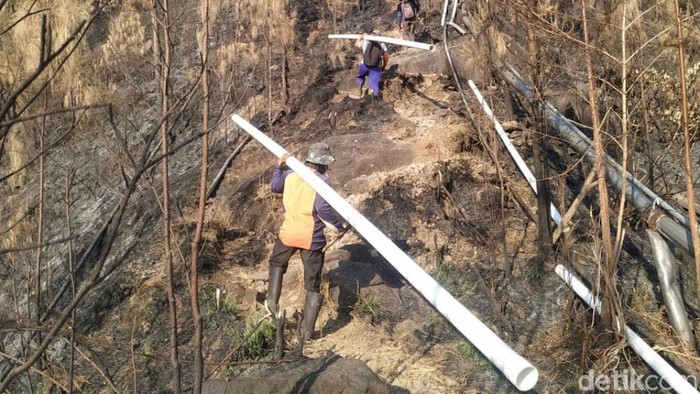 Perbaikan pipa air imbas kebakaran Arjuno
