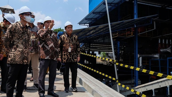 Wali kota Solo Gibran Rakabuming Raka (kiri) mengecek lokasi kerja Pembangkit Listrik Tenaga Sampah (PLTSa) Putri Cempo saat peresmian di Solo, Jawa Tengah, Senin (30/10/2023). PLTSa Putri Cempo Solo yang merupakan program strategis nasional (PSN) tersebut resmi beroperasi dan akan menghasilkan kapasitas energi listrik berbasis sampah sebesar 8 MegaWatt (MW) sekali produksi dengan kebutuhan sebanyak 545 ton sampah mentah setiap hari. ANTARAFOTO/Maulana Surya/Spt.