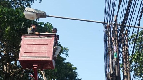 Petugas Dishub Badung malai perbaiki lampu penerangan jalan (LPJ) di depan Hotel Intercontinental, Jimbaran, Kuta Selatan, belum lama ini. (Dok Dishub Badung)