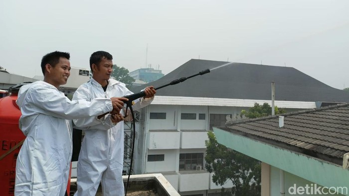 Petugas DLHP Sumsel melakukan penyemprotan Ecoenzyme di Palembang.