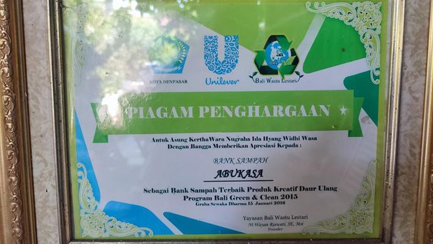 Piagam penghargaan untuk Bank Sampah Abukasa.