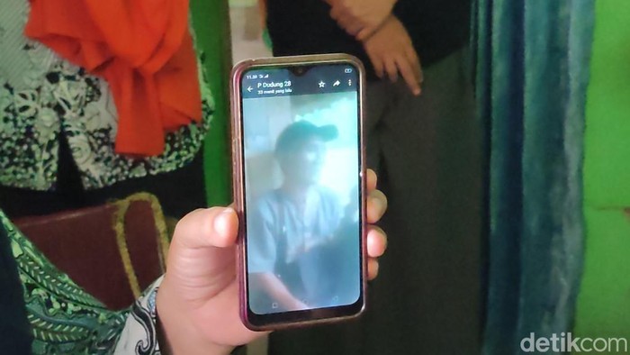 Pihak keluarga menunjukan foto pria tua yang membawa kabur bocah perempuan Ciamis.
