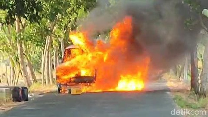 Pikap Muat Solar Terbakar di Bojonegoro