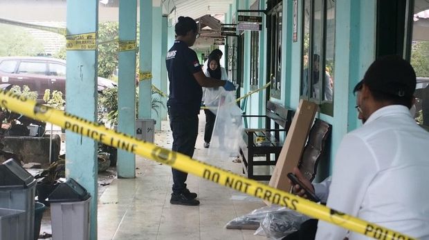 Polisi melakukan olah TKP di MTs yang ruang kelasnya dibakar siswa