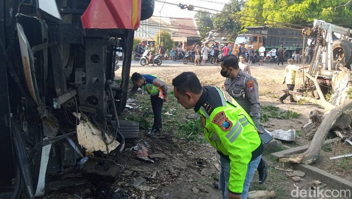 Polisi melakukan olah TKP kecelakaan tunggal bus di Probolinggo tewaskan dua penumpang