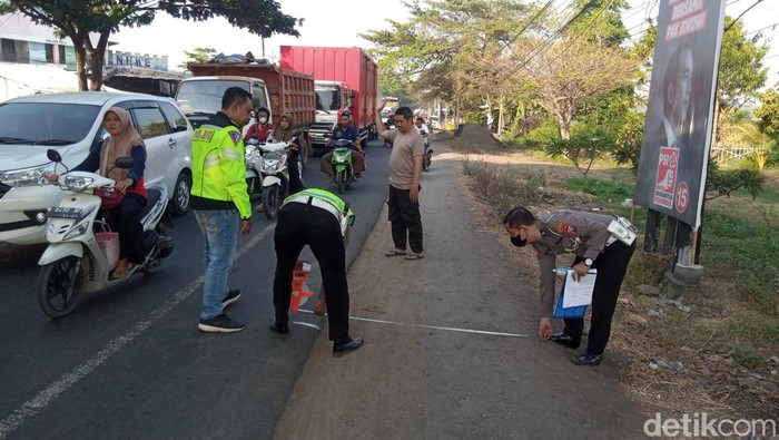 Polisi melakukan olah TKP kecelakaan tunggal bus di Probolinggo tewaskan dua penumpang