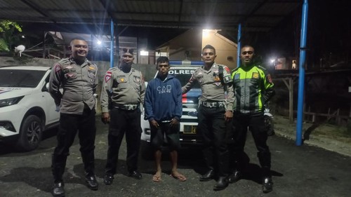 Polisi saat mengamankan sopir truk, Januarius Mes (19) di Mapolres TTU. (Dok Satlantas Polres TTU)