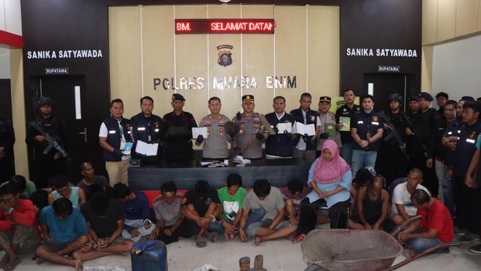 Polres Muara Enim bongkar 3 tambang batu bara ilegal, 30 orang ditangkap.