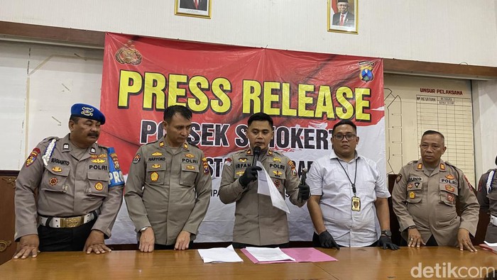 Polsek Simokerto menggelar jumpa pers komplotan pembobolan yang berhasil diamankan