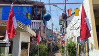 Ornamen olahraga sepakbola juga menghiasi di setiap gang kampung Dinoyo, Surabaya.