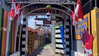 Seperti yang dilakukan oleh warga Jalan Dinoyo Sekolahan I, RT 03/RW 04, Kelurahan Keputran, Surabaya. Mereka menghiasi sudut kampung dengan berbagai ornamen Piala Dunia U-17.