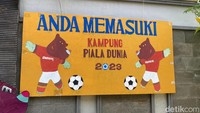 Bacuya, maskot Piala Dunia U-17 juga akan menyambut setiap warga yang akan masuk di perkampungan tersebut.