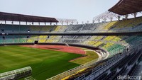 Tribun timur juga terlihat rapi dan telah dilakukan perbaikan. Tribun timur juga terlihat rapi dan telah dilakukan perbaikan.