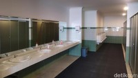Kamar mandi di salah satu ruang ganti pemain yang juga telah dilengkapi oleh jacuzzi. Kamar mandi di salah satu ruang ganti pemain yang juga telah dilengkapi oleh jacuzzi.