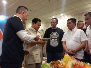 Prabowo Hadir Peresmian Posko Relawan Pagi, Diberi Potongan Nasi Tumpeng