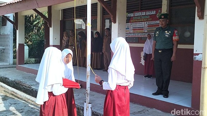 Prajurit Kodim 0604 Karawang, tengah menyambangi sekolah SDN Cintawargi 2, Kecamatan Tegalwaru, Kabupaten Karawang