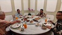 Pertemuan Jokowi dengan Anies, Ganjar, Prabowo berlangsung, Senin (30/10/2023). Suasana makan siang tampak akrab dan penuh tawa. (Foto: Marlinda Erwanti/detikcom).