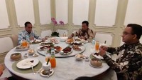 Jokowi tampak sesekali meminta para capres untuk mengambil hidangan yang tersedia. Ganjar juga sesekali bicara soal salah satu menu makanan yang disajikan. (Foto: Marlinda Erwanti/detikcom).