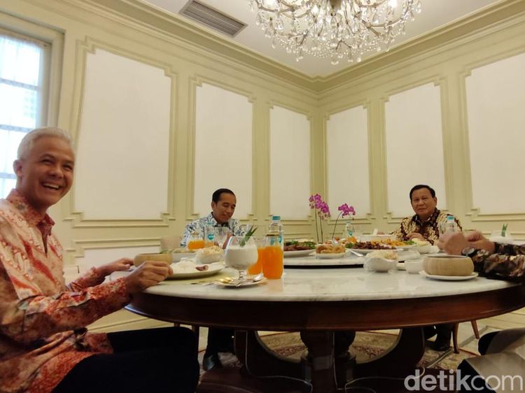 Momen Penuh Tawa Jokowi saat Jamu Anies, Ganjar dan Prabowo Makan Siang