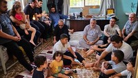 Ibrahim memindahkan beberapa perabotan ke luar untuk memberi ruang bagi tempat tidur darurat. Mereka tidur secara bergiliran, dengan dua orang di kasur. Ibrahim, seorang insinyur, melepaskan jendela dari kusennya untuk mencegah kaca melukai orang jika ada kemungkinan serangan drone.  