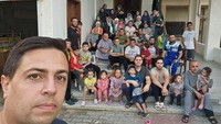 Ibrahim Alagha terlihat bersama puluhan pengungsi di rumahnya di Khan Younis, Jalur Gaza Selatan, 20 Oktober 2023.  