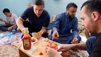 Karena semakin banyak orang yang mengungsi ke selatan, Ibrahim membuka rumah orang tuanya untuk menampung orang-orang yang tidak memiliki tempat berlindung di Khan Younis. Keluarga Ibrahim mengatakan tidak akan pernah menolak siapa pun untuk berlindung di rumah mereka. Kini ada lebih dari 90 orang yang tinggal di rumah tersebut.  