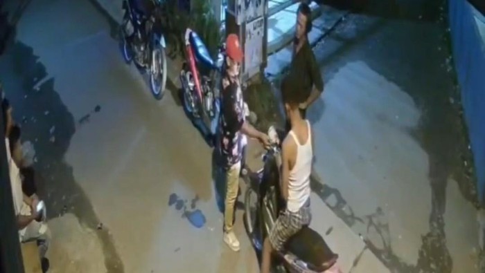Pria diduga bertransaksi sabu di Medan terekam CCTV. (Foto: Istimewa).