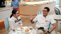 Prilly juga memiliki usaha kuliner berupa bakery. La Joie Bakery berlokasi di kawasan Pondok Indah, Jakarta Selatan. Ini momennya ketika menemani Sandiaga Uno sarapan roti dan secangkir latte di bakery miliknya. Foto: Instagram @prillylatuconsina96