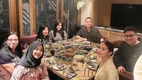 Prilly dan Umay juga tampak makan malam bersama rekan kerja lain dari Sinemaku Pictures dan Legacy Pictures. Mereka menikmati makanan di sebuah restoran. Foto: Instagram @prillylatuconsina96