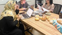Begini momen Prilly saat bekerja di kantor Sinemaku Pictures untuk persiapan projek film terbaru 2024 mendatang. Momen rapatnya itu ditemani dengan roti-roti dari bakery miliknya. Foto: Instagram @prillylatuconsina96
