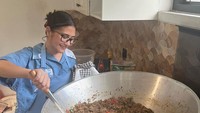 Aktris cantik ini juga diketahui hobi memasak. Ia kerap memamerkan momen masaknya di dapur. Salah satunya saat memasak tumis daging yang akan dibagikan untuk buka puasa di panti asuhan. Foto: Instagram @prillylatuconsina96