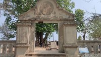 Di ujung pulau, terdapat dua pemakaman yaitu milik Belanda dan pribumi. Kuburan Belanda dibangun khusus sebagai kompleks makam yang rapi. (bonauli/detikcom)