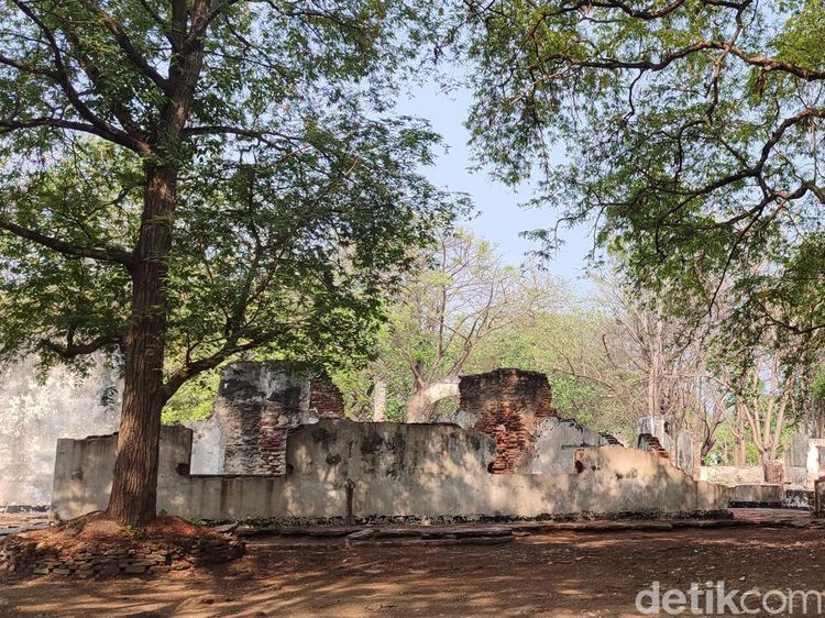 Pulau Onrust: Bekas Pelabuhan, Penjara, dan Pemakaman Tak Bernama