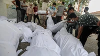 Melansir dari Al Jazeera (30/10/2023), tampak puluhan jenazah dibalut dengan kain kafan berwarna putih bersih. Sebagian besar dari jenazah ini adalah perempuan dan anak-anak. Jenazah yang dibaringkan di halaman Rumah Sakit Al Shifa ini tengah bersiap untuk dimakamkan secara massal. Foto: Abdelhakim Abu Riash/Al Jazeera
