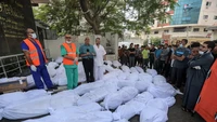 “Kami menguburkan puluhan jenazah orang tak dikenal yang tewas dalam pembantaian Israel di kuburan massal,” kata Salama Maarouf, kepala kantor media pemerintah di Gaza. “Kami tidak mengetahui identitas mereka di bumi ini, tapi mereka dikenal di surga,” lanjutnya. Foto: Abdelhakim Abu Riash/Al Jazeera