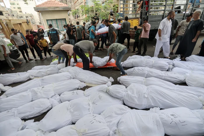 Puluhan Jenazah Korban Bom Israel Dimakamkan Tanpa Nama